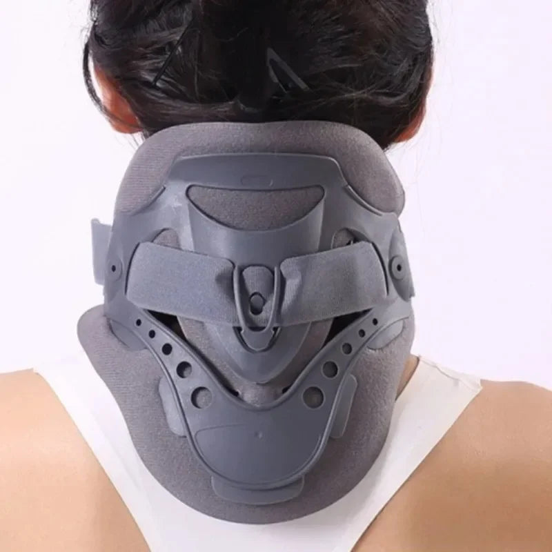 Utilisation du correcteur de posture cervicale NEKKO™ pendant la lecture pour prévenir le cou de texte.